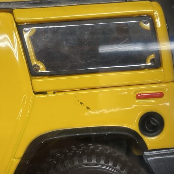 Maisto 2003 Hummer H2 SUV Yellow 1/27 Diecast Model Special Edition - Picture 6 of 10